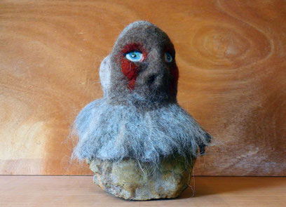 Sans titre, feutre de laine et galet, dim. 32 cm x 24 cm x 29 cm, 2025