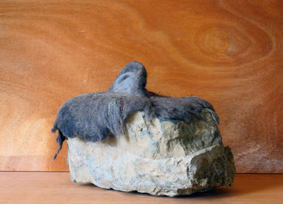 Sans titre, feutre de laine et galet, dim. 24 cm x 22 cm x 35 cm, 2025