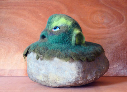 Sans titre, feutre de laine et galet, dim. 30 cm x 26 cm x 34 cm, 2025