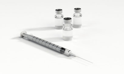 impfung corona covid impfstoff biontech astrazeneca arzt arztpraxis impfpass