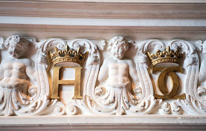 Les armoiries d'Henri IV et Catherine de Medicis au dessus de la Cheminée au Chateau de Chenonceau