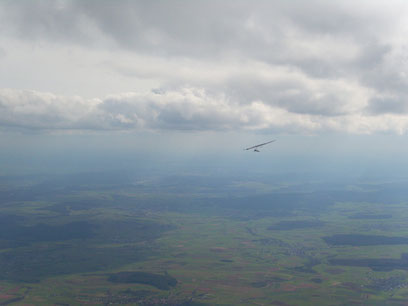 Den Drachen- und Gleitschirmflieger Club Battenberg eV gibt es seit 1977! Unser Hausberg ist der battenberger Eisenberg mit einer Startplatzhöhe von 135 Metern, Windrichtung W bis NW. Vom Startplatz a