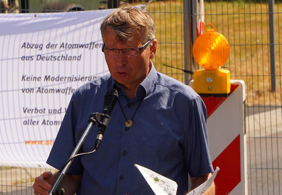 Pfarrer Dr. Matthias-W. Engelke, hier beim Abschluss der Fastenaktion gegen Atomwaffenin Büchel am 9. August 2018