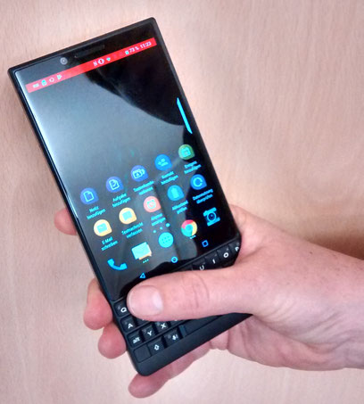 Das leistungsstarke Android-Smartphone erinnert optisch an die 1990er Jahre – zumindest der Rahmen. (Foto: Arne Gottschalck)