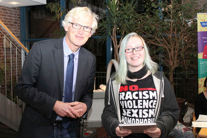 Gegen Rassismus, Menschenfeindlichkeit und Rechtsextremismus setzt sich „Against Racism Nienburg“ ein – deren Vertreterin Annika von Henning Onkes den Preis verliehen bekommt. 