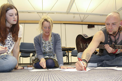 Song-Arbeit: Carolyn Dreesmann, Christine Gleiss und Patrick Pfeil schreiben ein Lied begleitend zu der Lesung. 