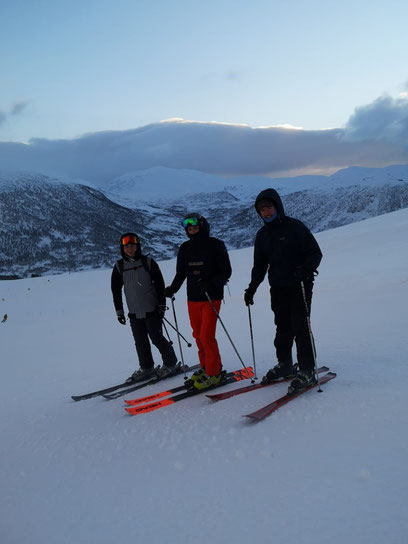 Jonas, Jonatan und Alexander (v.l.) beim Skifahren in Myrkdalen.