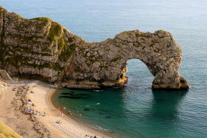 Blick auf die Durdle Door - ein Felsloch im Meer in Strandnähe ©My own Travel