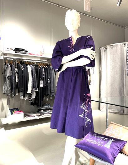 Violettes Kleid mit Siebdruck - Fair Fashion-Produktion