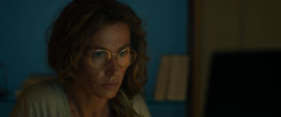 En mal d'inspiration, l'écrivaine Clarissa (Cécile de France) se fait aider par une intelligence artificielle surnommée Dalloway (©Gaumont/Mandarin & Compagnie/Panache Production).