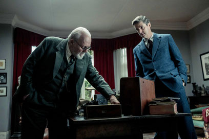 À la fin de sa vie, Sigmund Freud (Anthony Hopkins, à gauche) reçoit chez lui à Londres le jeune écrivain C.S. Lewis (Matthew Goode) (©Condor Distribution).