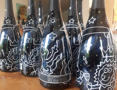 Dirk Van Bun - Grafisch ontwerp - Relatiegeschenk - illustraties op flessen cava - Lommel
