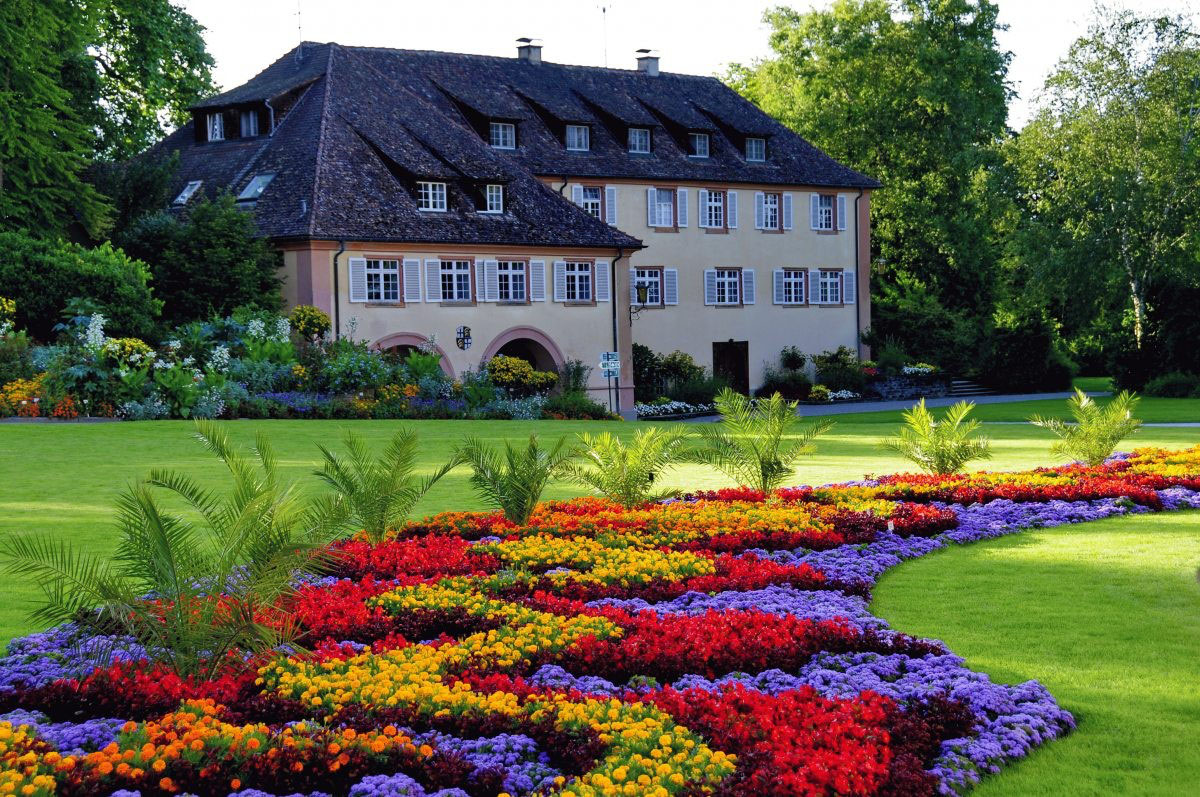 Цвет усадьба. Парк цветов в Германии Майнау. Замок в Германии в Майнау. Сад на острове Майнау. Майнау остров цветник дорога к дворцу.