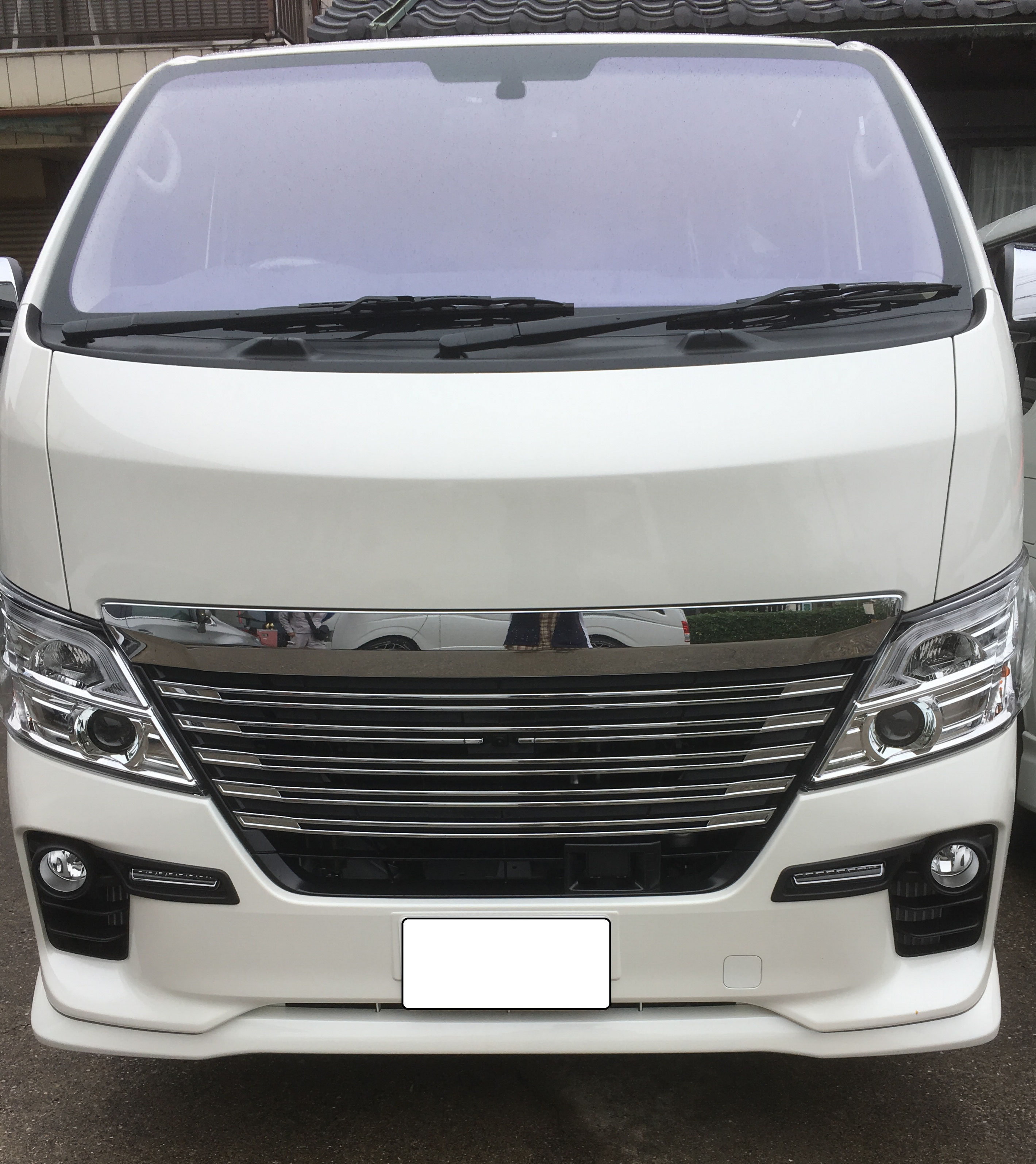 MCのNV350キャラバン！早くもフロントガラスを交換