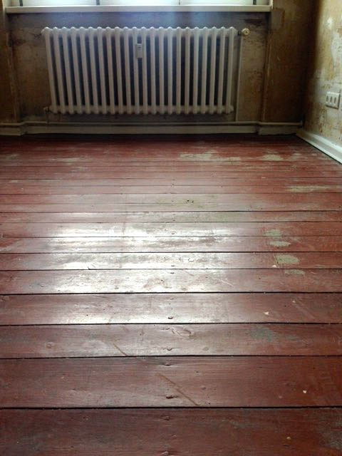 Dielen mit Ochsenblut weiß lackieren. Was nicht passieren muss, aber