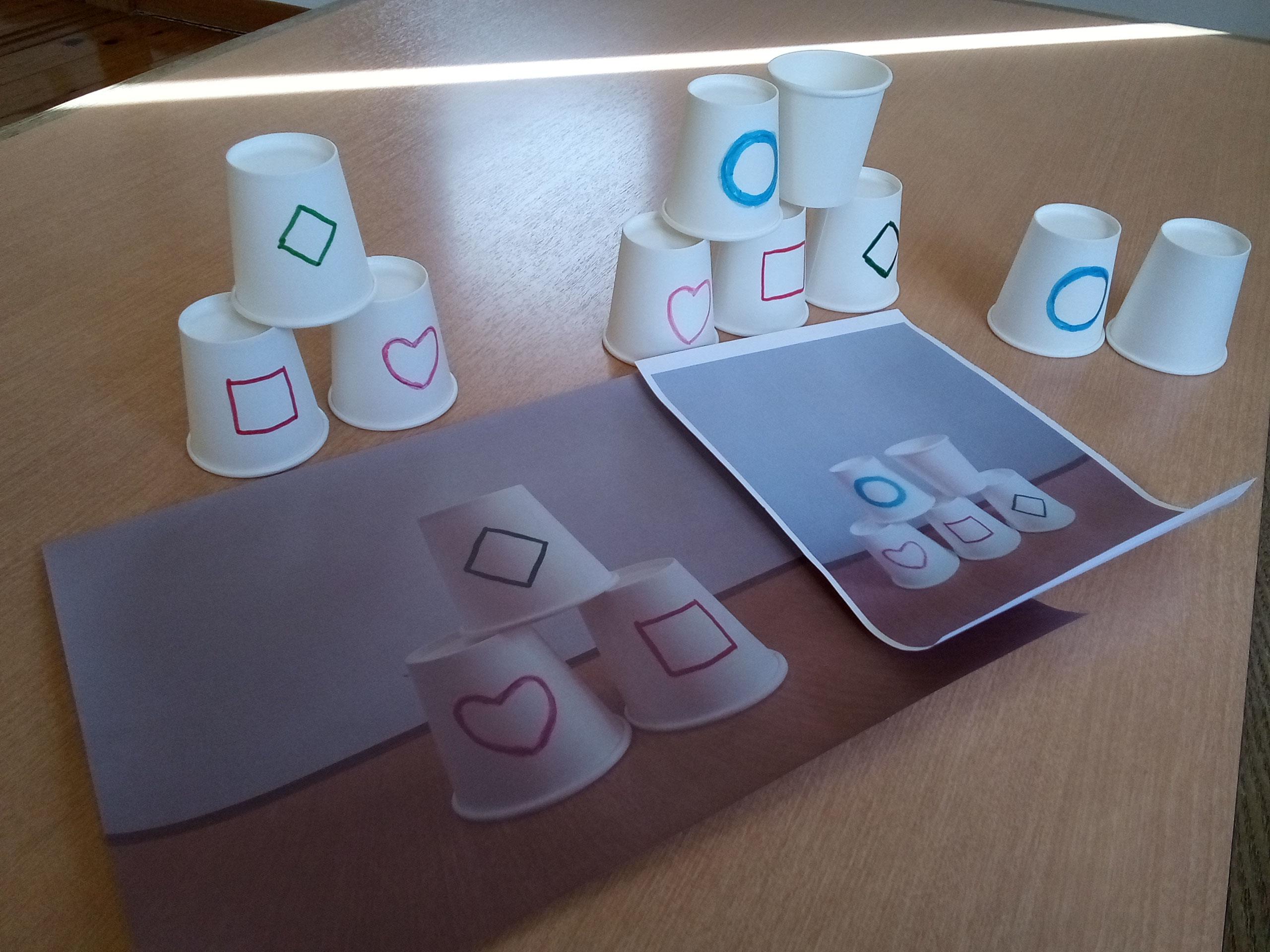 踏まれた紙コップ あすなろ草津【積んで直して紙コップタワー】 - あすなろクラブ