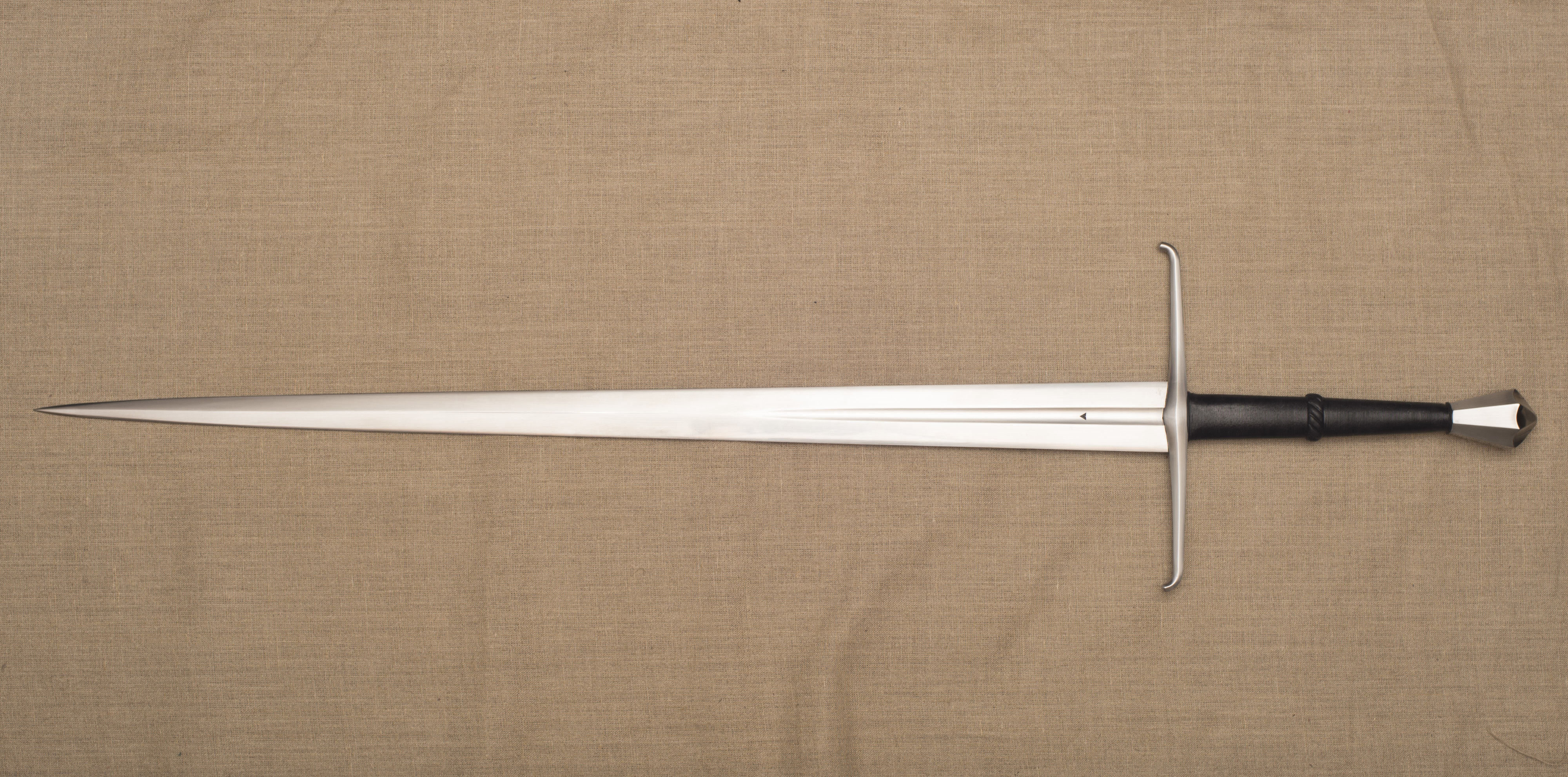 •Épée à deux mains du Type XVIa inspirée par un modèle du musée de