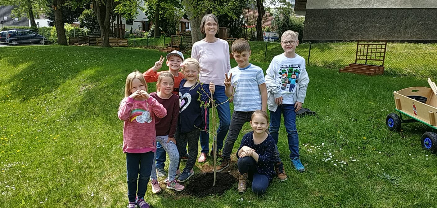 Ein neuer Baum für unseren Schulgarten... der