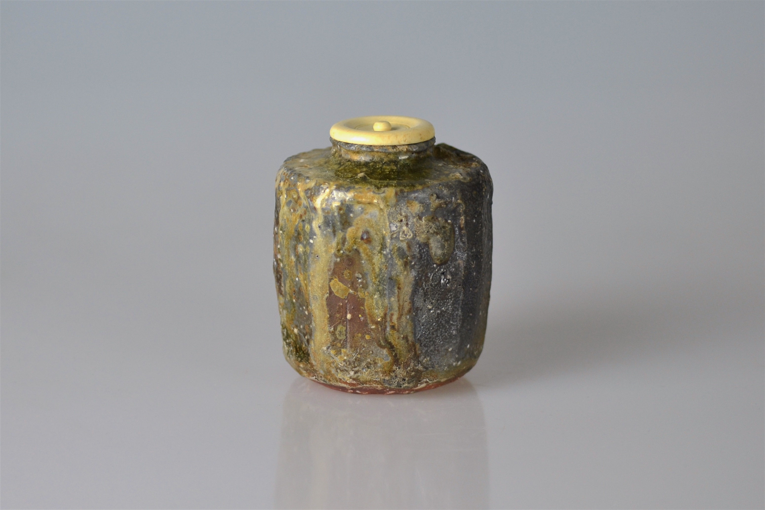 コレクター収集　タイ　スワンカローク白濁渇釉　策士像　15～16世紀 UEDA NAOKATA IV 四代 上田直方 (1898-1975) - GALERIE KOMMOSS | East
