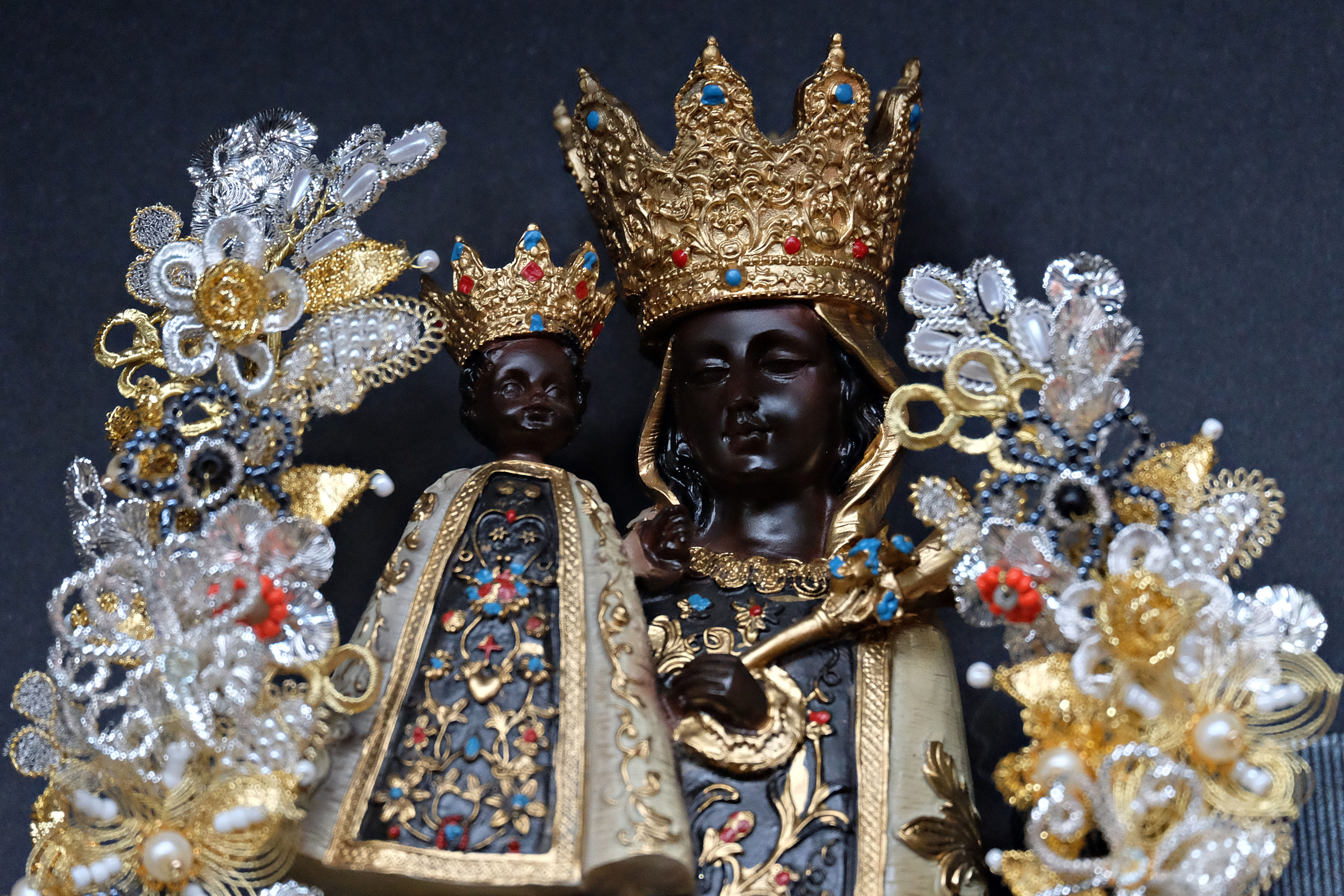 FERTIGSTELLUNG DER SCHWARZEN MADONNA GoldSpinnerei Klosterarbeiten und Drahtkunst FERTIGSTELLUNG DER SCHWARZEN MADONNA GoldSpinnerei Klosterarbeiten und Drahtkunst