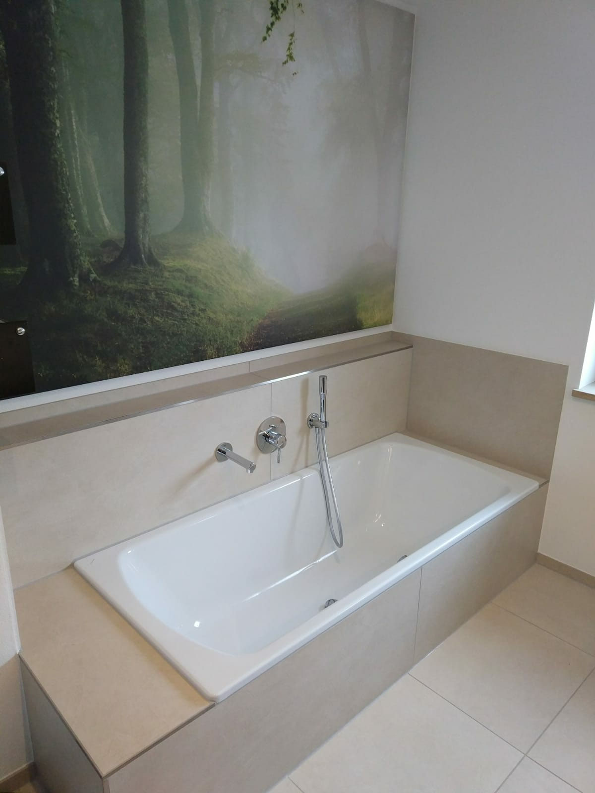 60x120 cm große Fliesen sowie Edelstahl Quadeckschienen für den edlen