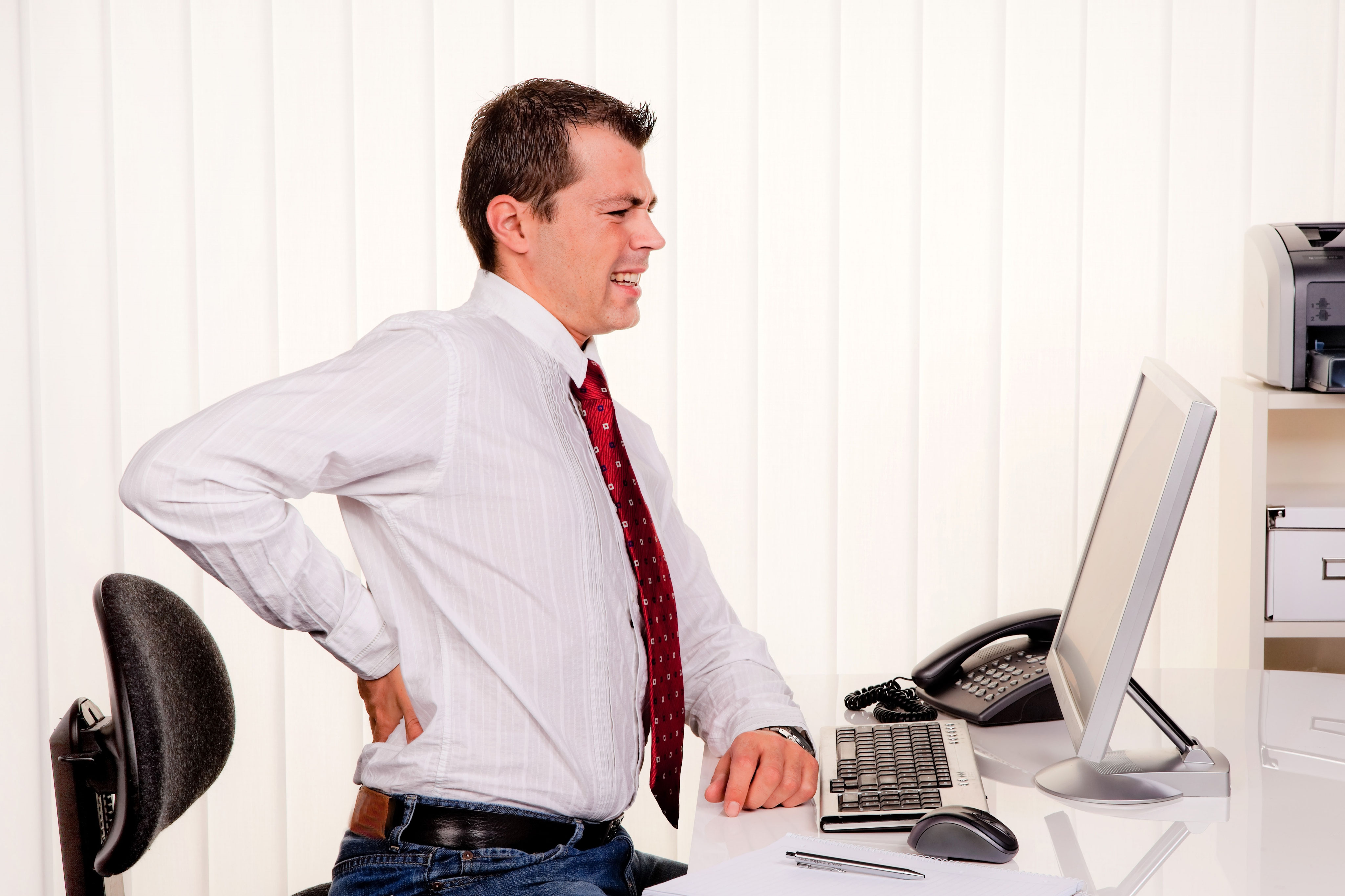 Им что у них сидячая работа. Кресло "офис". Им что у них сидячая работа. Офисные болезни. Женщина в офисе.