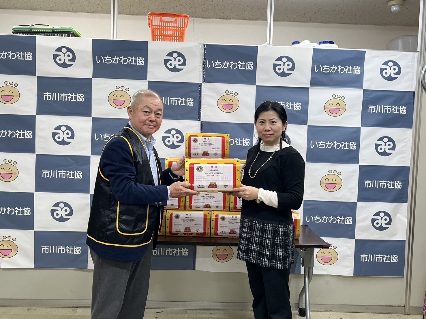 お菓子をご寄付いただきました（ライオンズクラブ国際協会様） - 市川