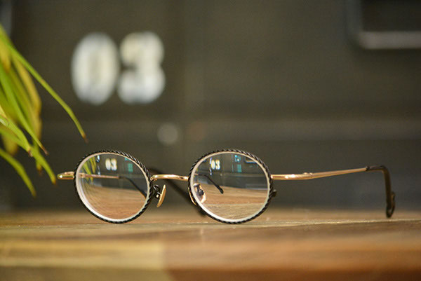 強度近視でコンタクトレンズをご利用の女性の皆様、【オシャレで可愛く