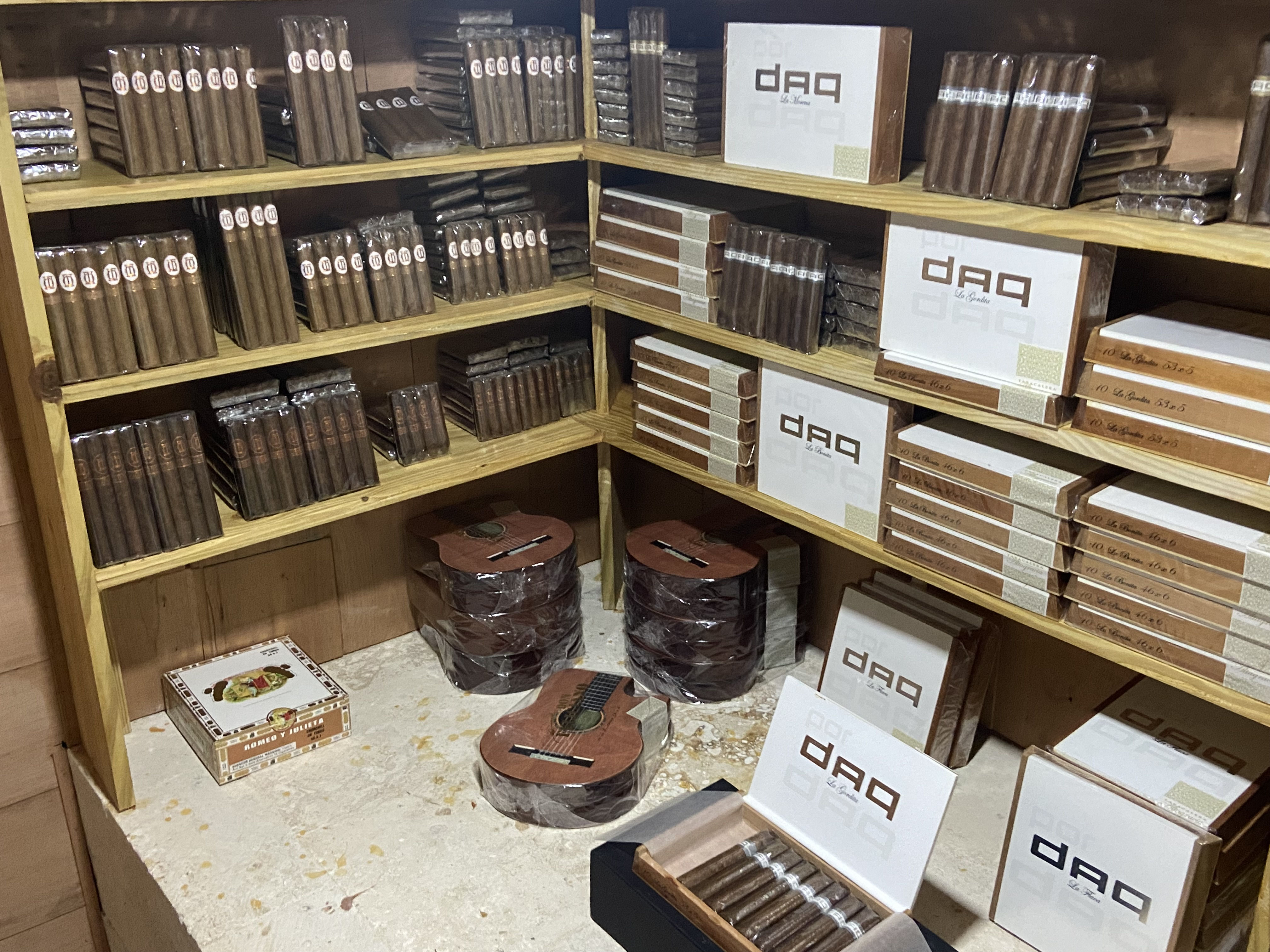 Cigar Lounge & Shop Aligatours Anbieter von Individual Touren und