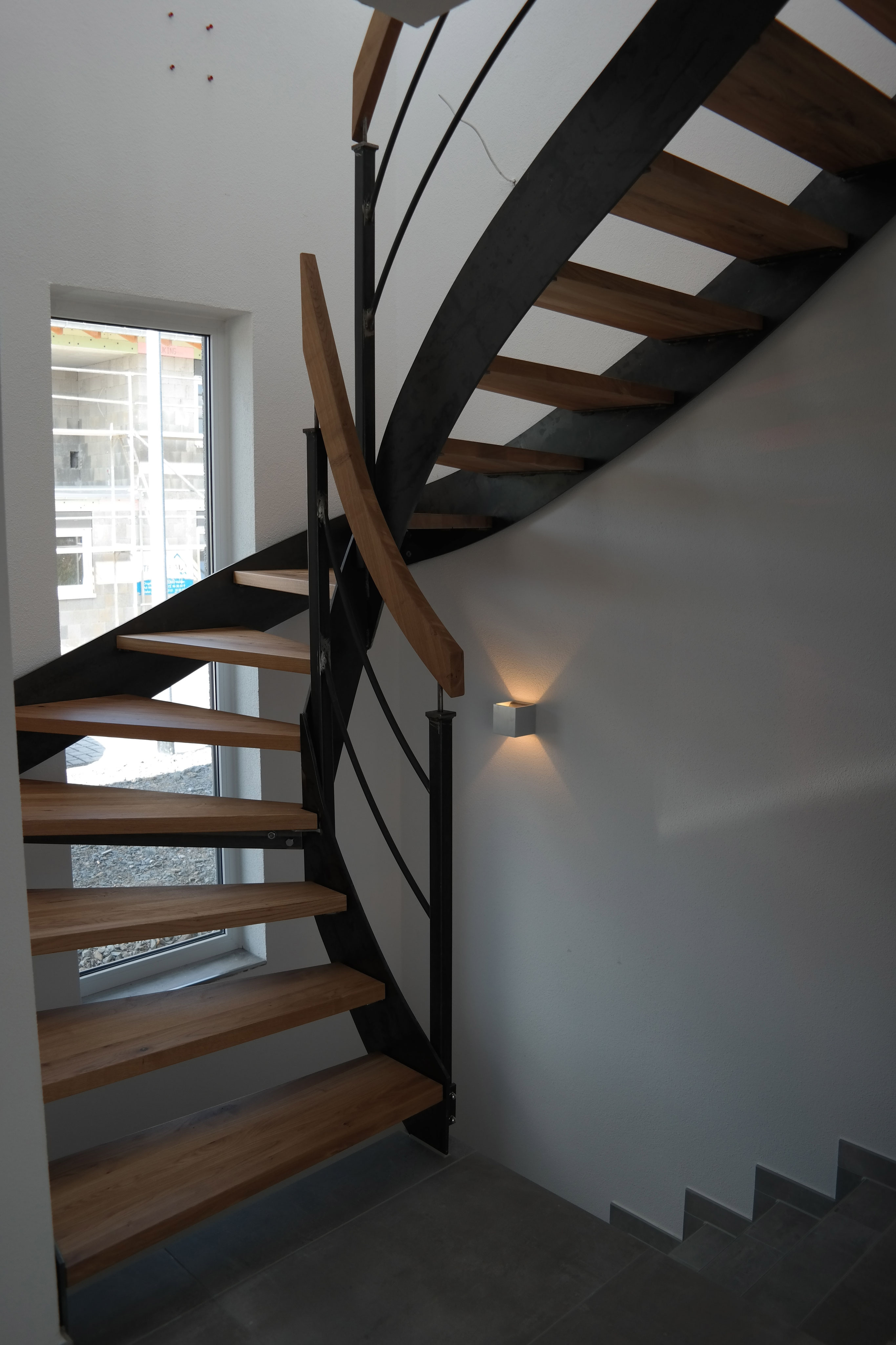 Platzsparendes Schmuckstück: Eine halbgewendelte Treppe mit