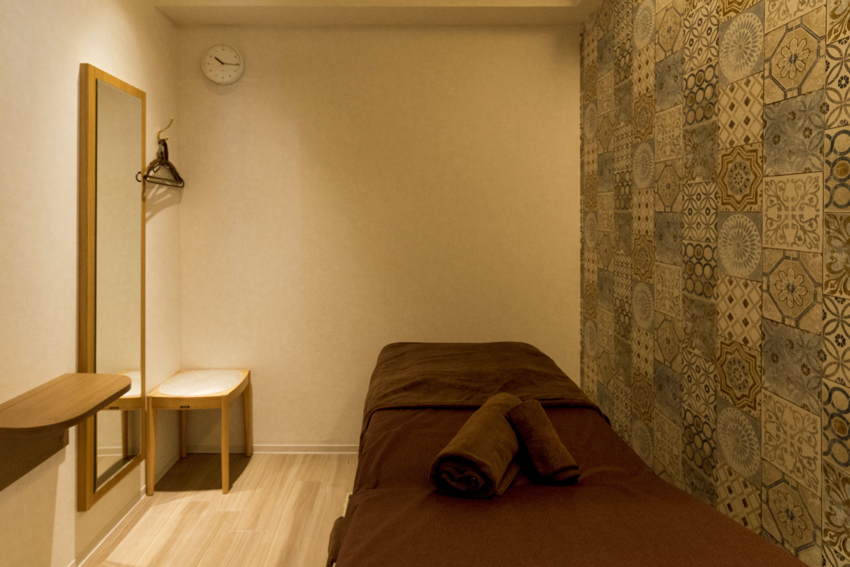 エステサロン店舗のインテリアコーディネート事例 キャロリーヌ自由が丘店 インテリアコーディネートのラフスタイル Mako