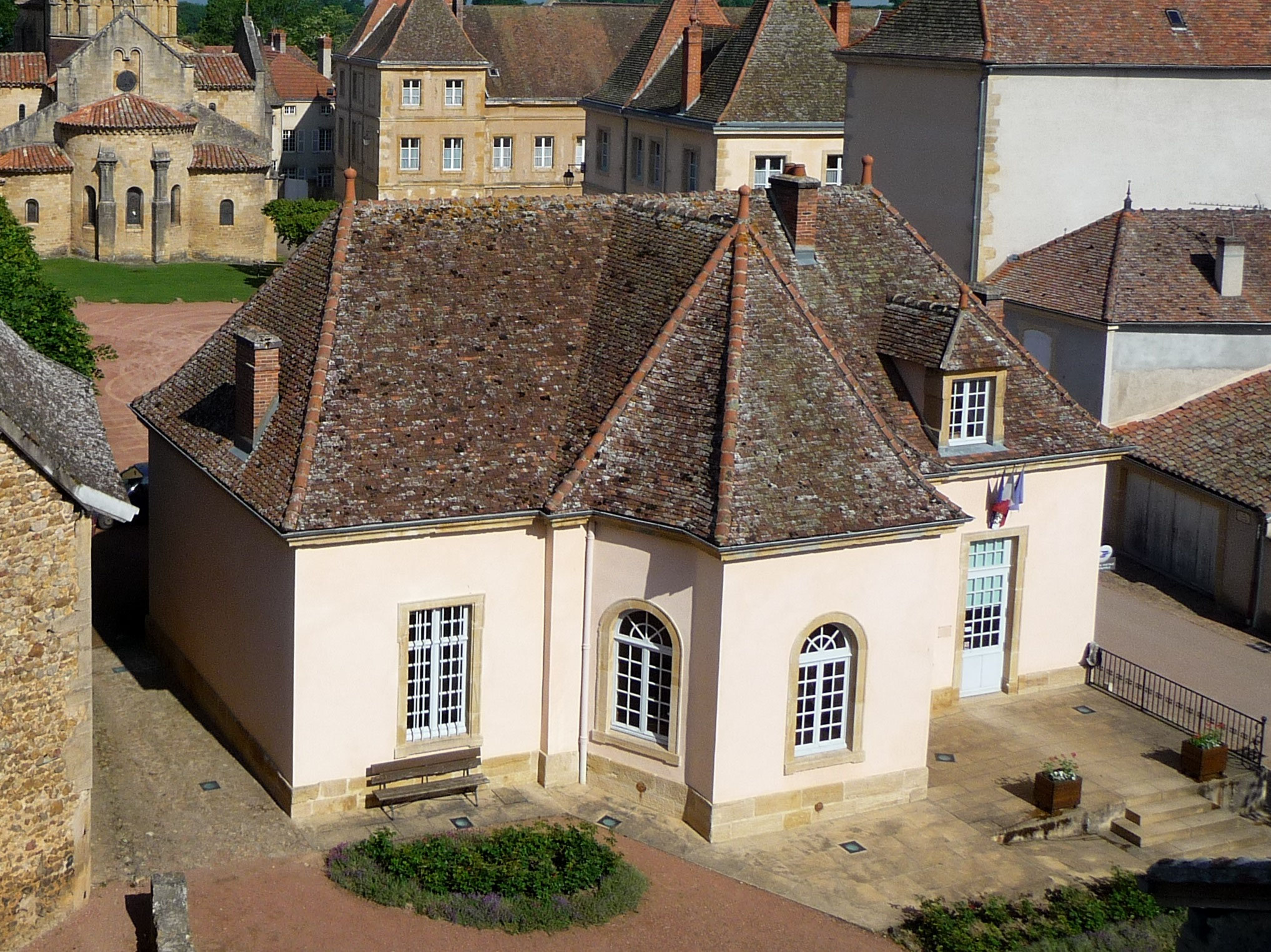 Le village - Site du château de Semur en Brionnais