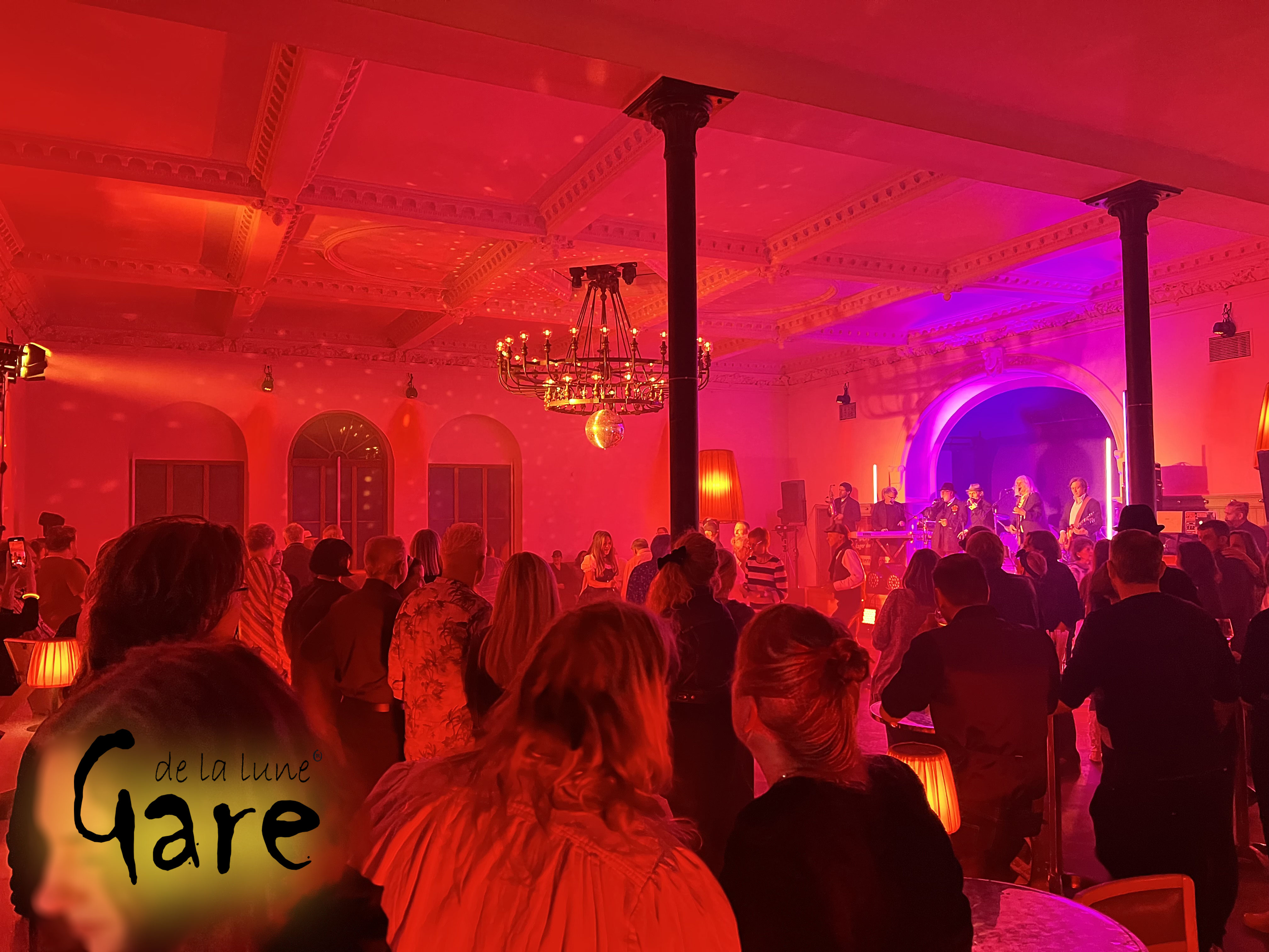 Der schöneste Biergarten . direkt an der Elbe Gare de la lune