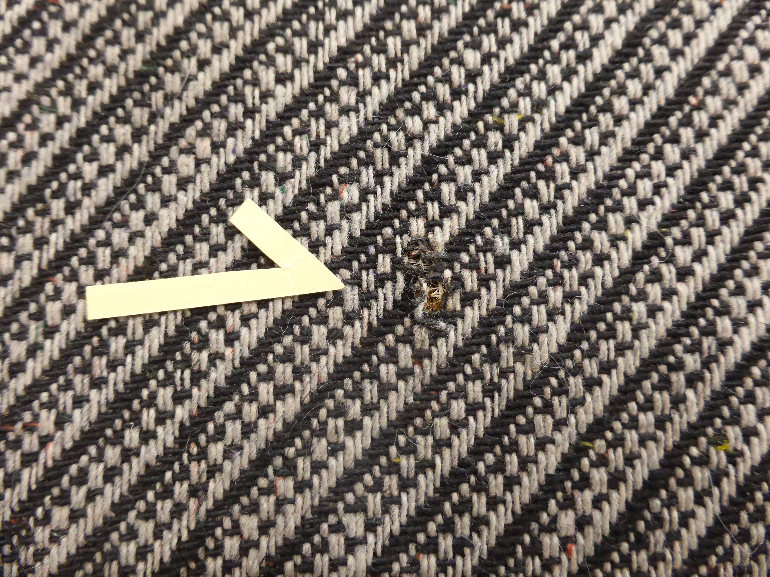 コート 襟 穴傷 かけつぎ かけはぎ 服穴の修理なら かけつぎ工房 織和技研 Oriwagiken Invisible Mending おりわぎけん コート 襟 穴傷 かけつぎ かけはぎ 服穴の修理なら かけつぎ工房 織和技研 Oriwagiken Invisible Mending おりわぎけん