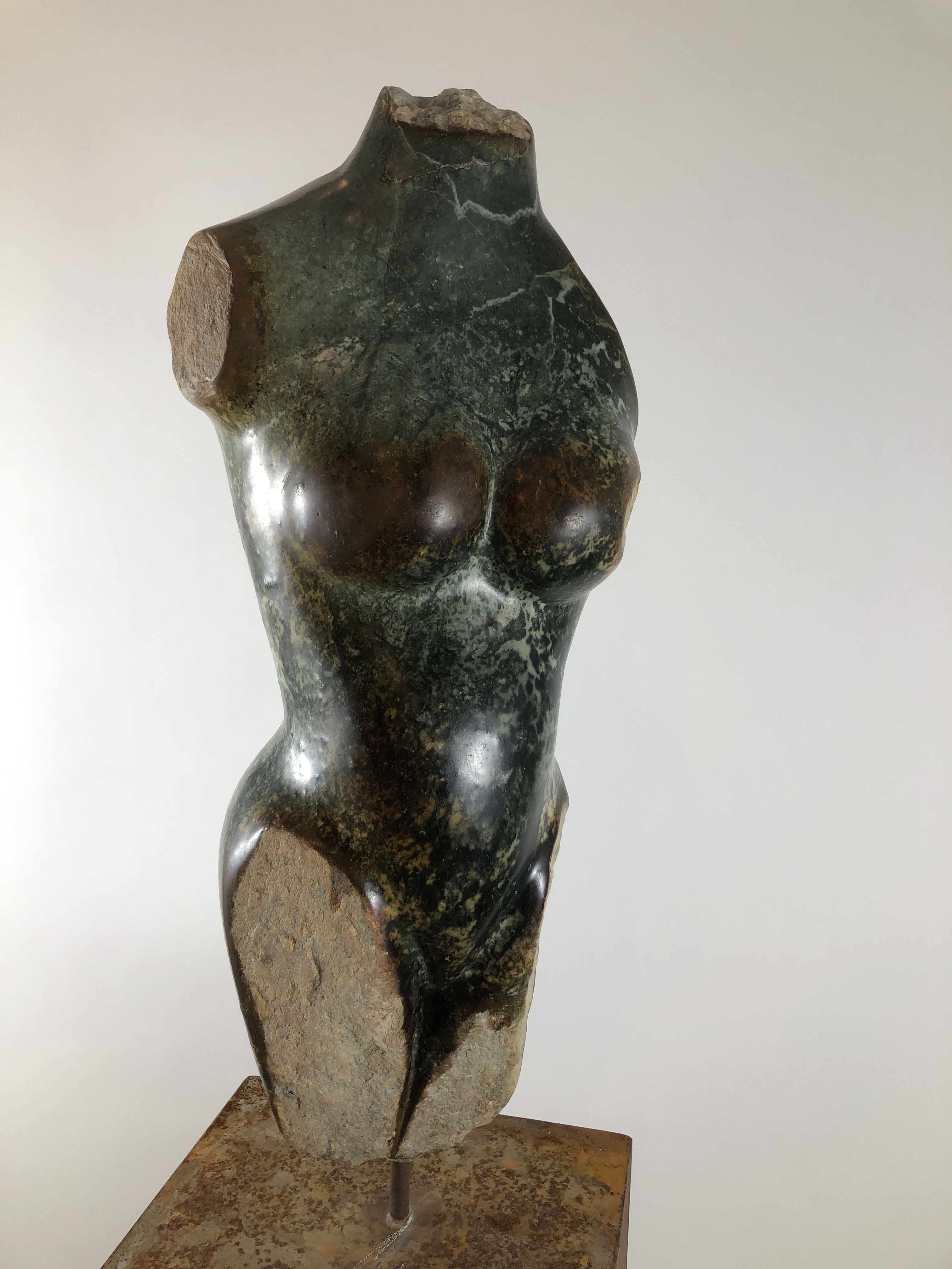 Amira: Skulptur / Torso aus Serpentin Stein, Shona, Steinskulptur