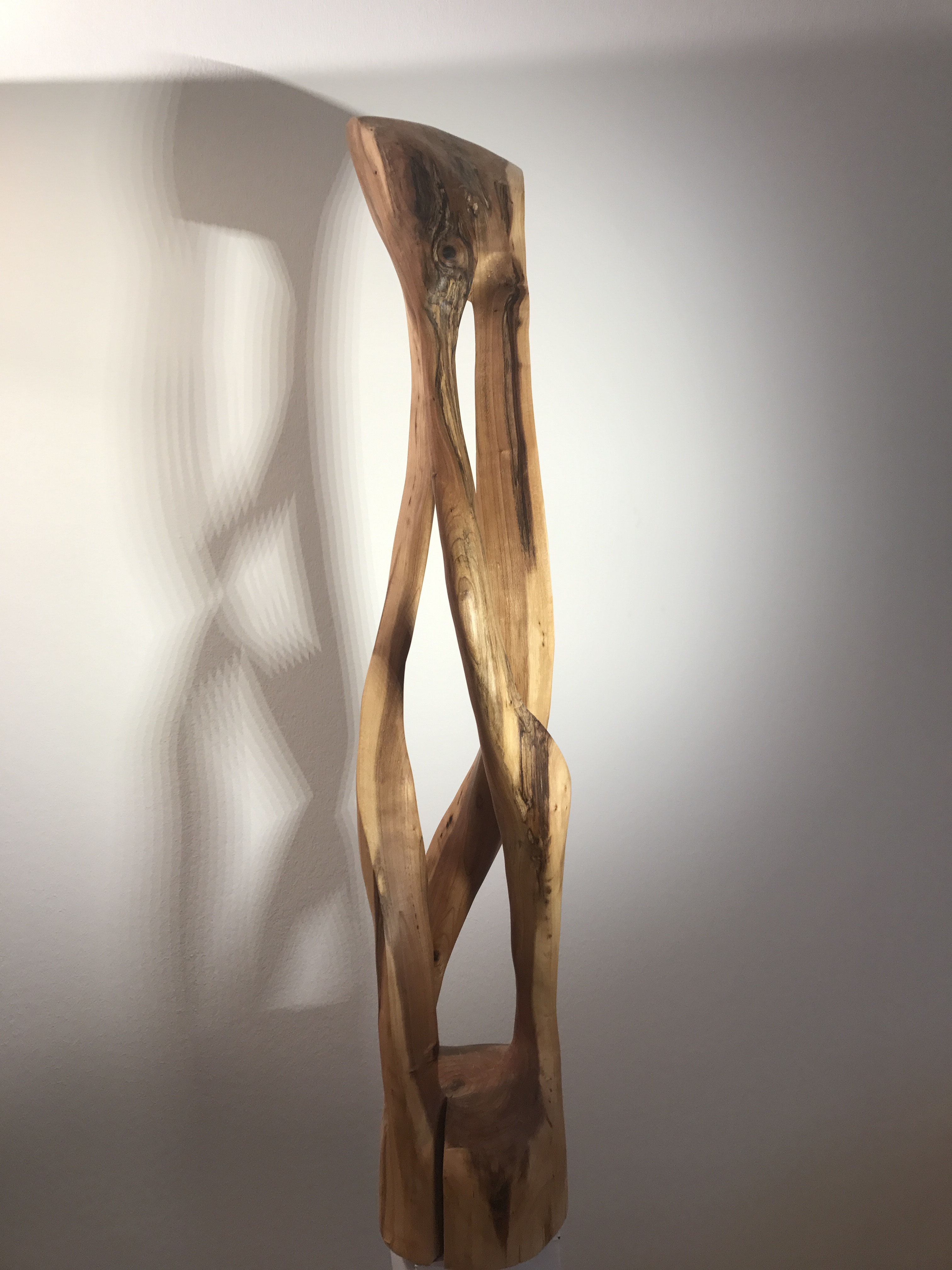 Doppelhelix-Skulptur aus Obstbaumholz