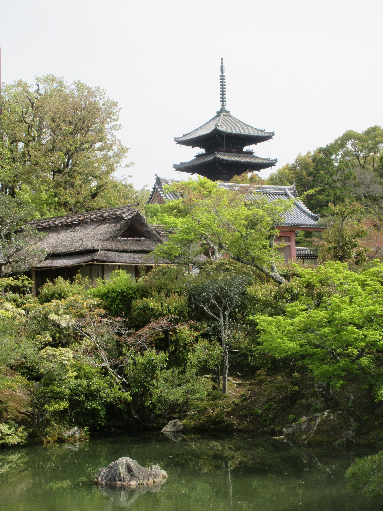 五重の塔 五重塔 高さ38.5cm｜銀製置物/ガラスケース : HIKARI GALLERY