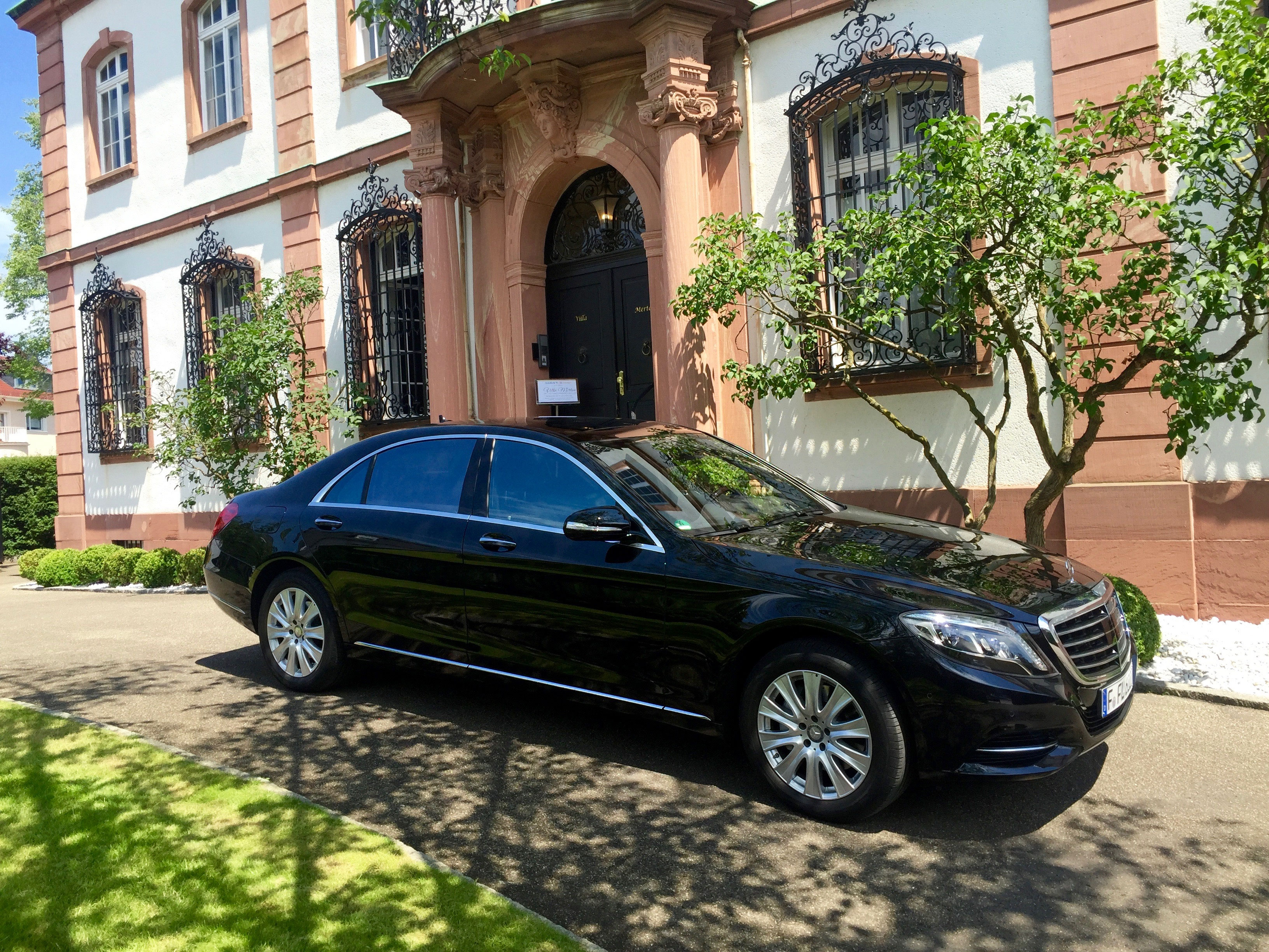 Roadshow booking Chauffeur & Limousinenservice Frankfurt Limousines
