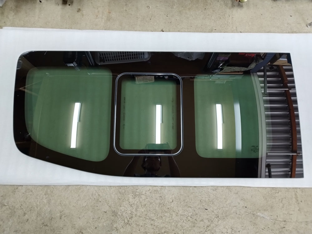 Nissan NV350 キャラバン　左スライドドアガラス窓のみ NV350 キャラバン スライドドア 小窓付き 入荷 - HEART 鶴ヶ島 の