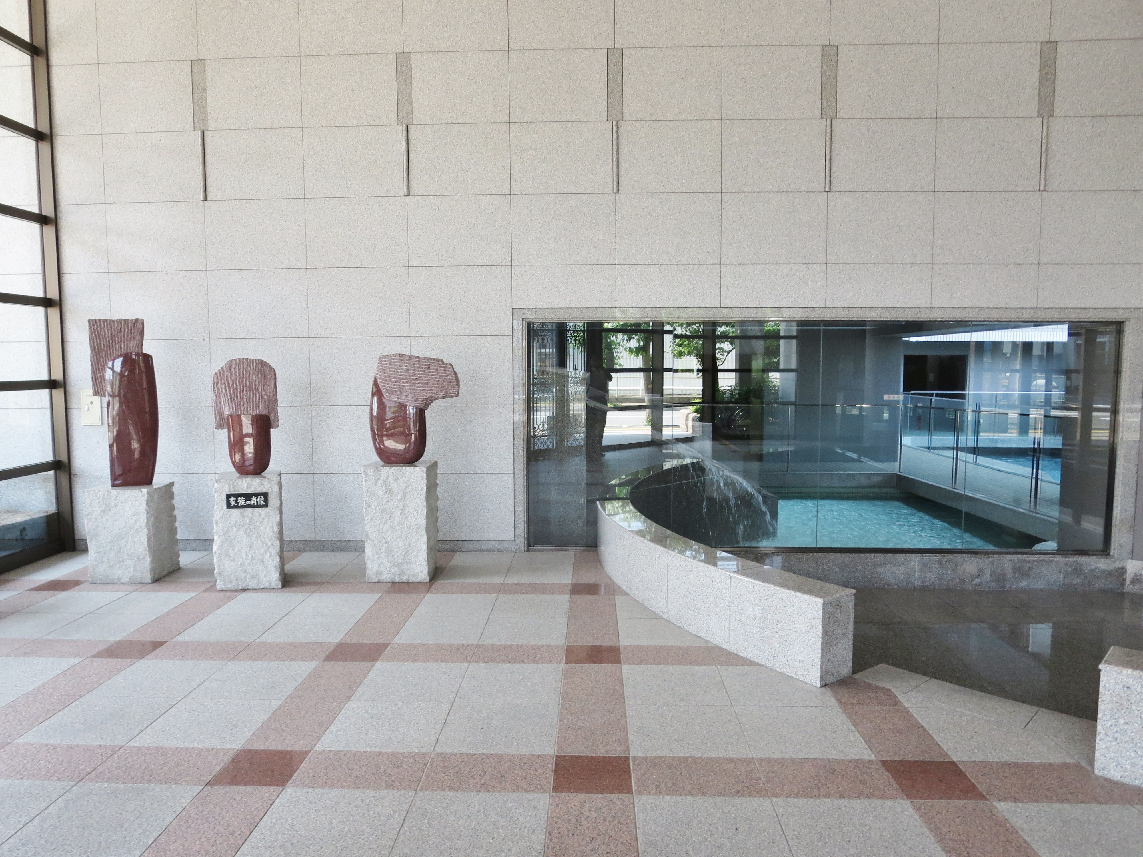 滝の流れるエントランスのあるマンション 光南 丸建 面谷のホームページ