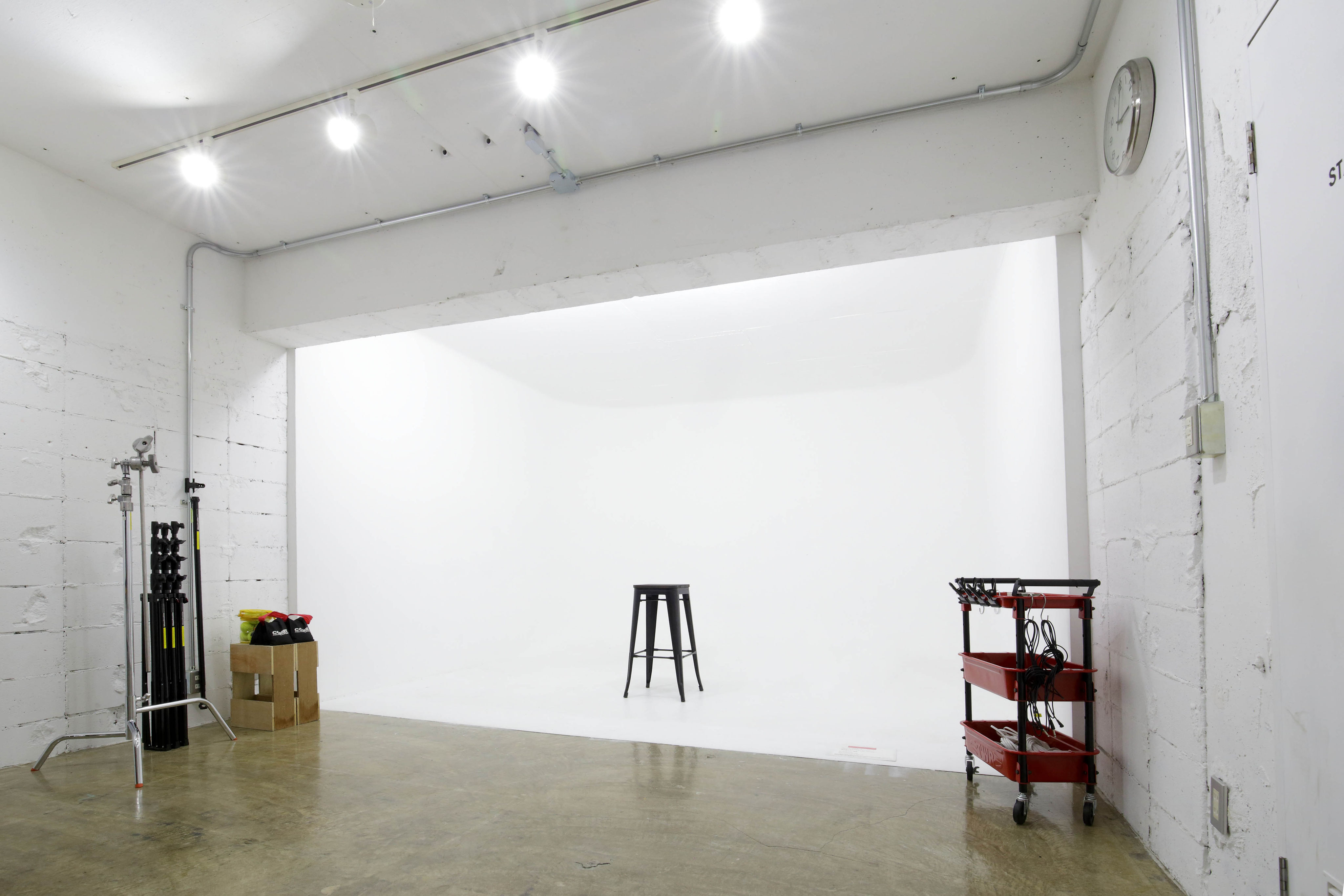 完璧な白ホリ「外苑東通りスタジオ」 - 白ホリ機材無料｜最安1時間1333