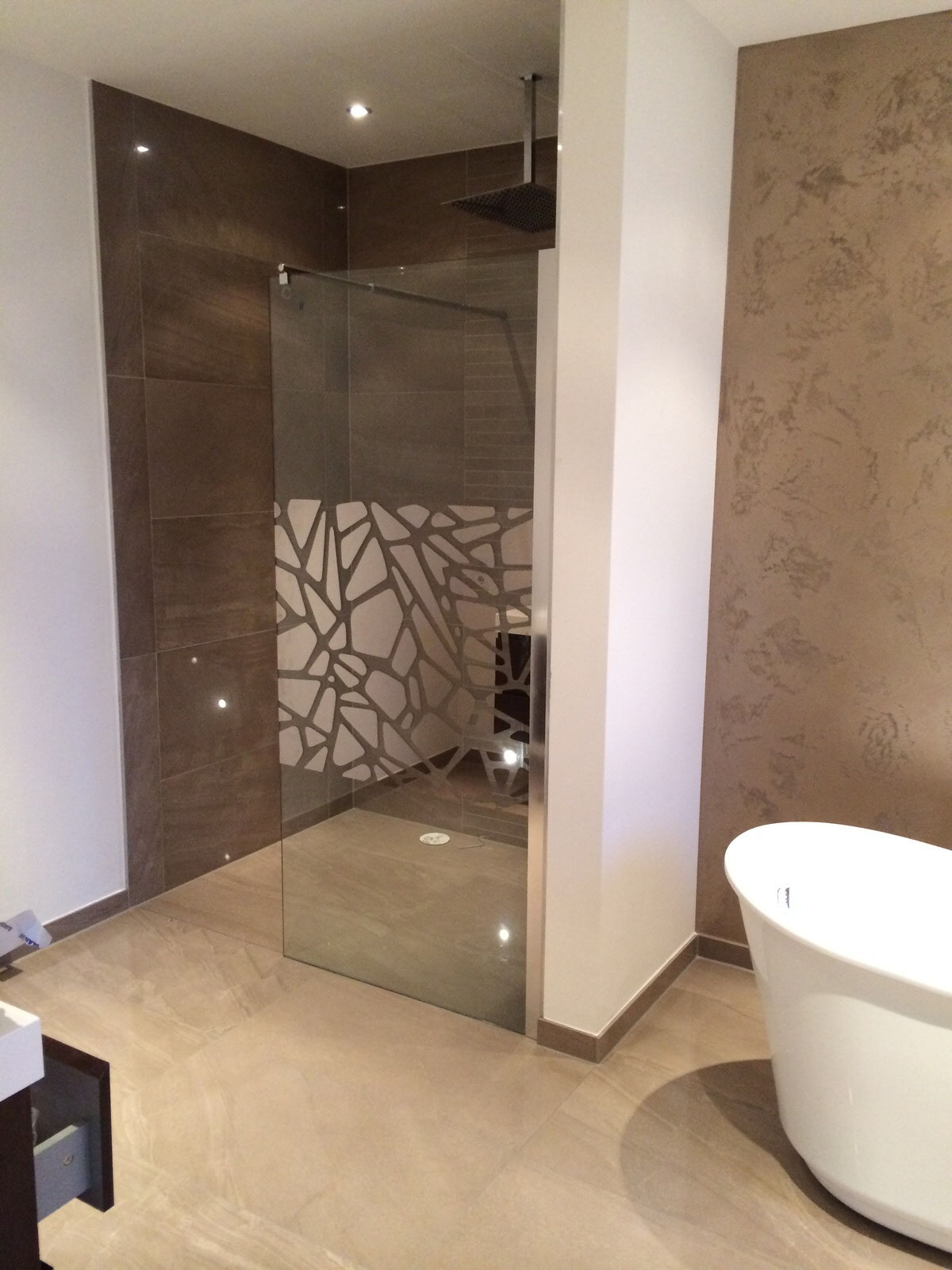 Designerbad mit freistehender Badewanne und begehbarer Dusche - Wir