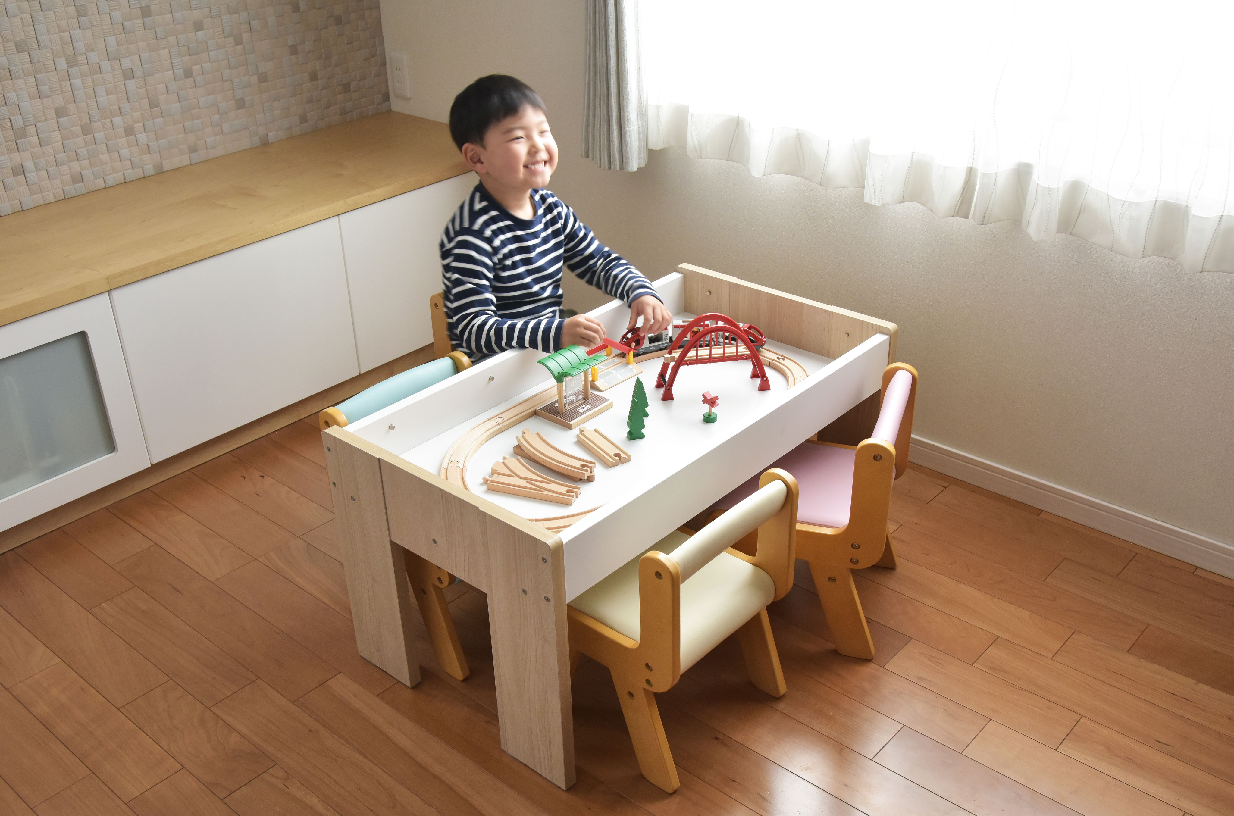 プレイテーブル(幅90cm) - 子ども用家具Kidzoo(キッズー プレイテーブル(幅90cm) - 子ども用家具Kidzoo(キッズー