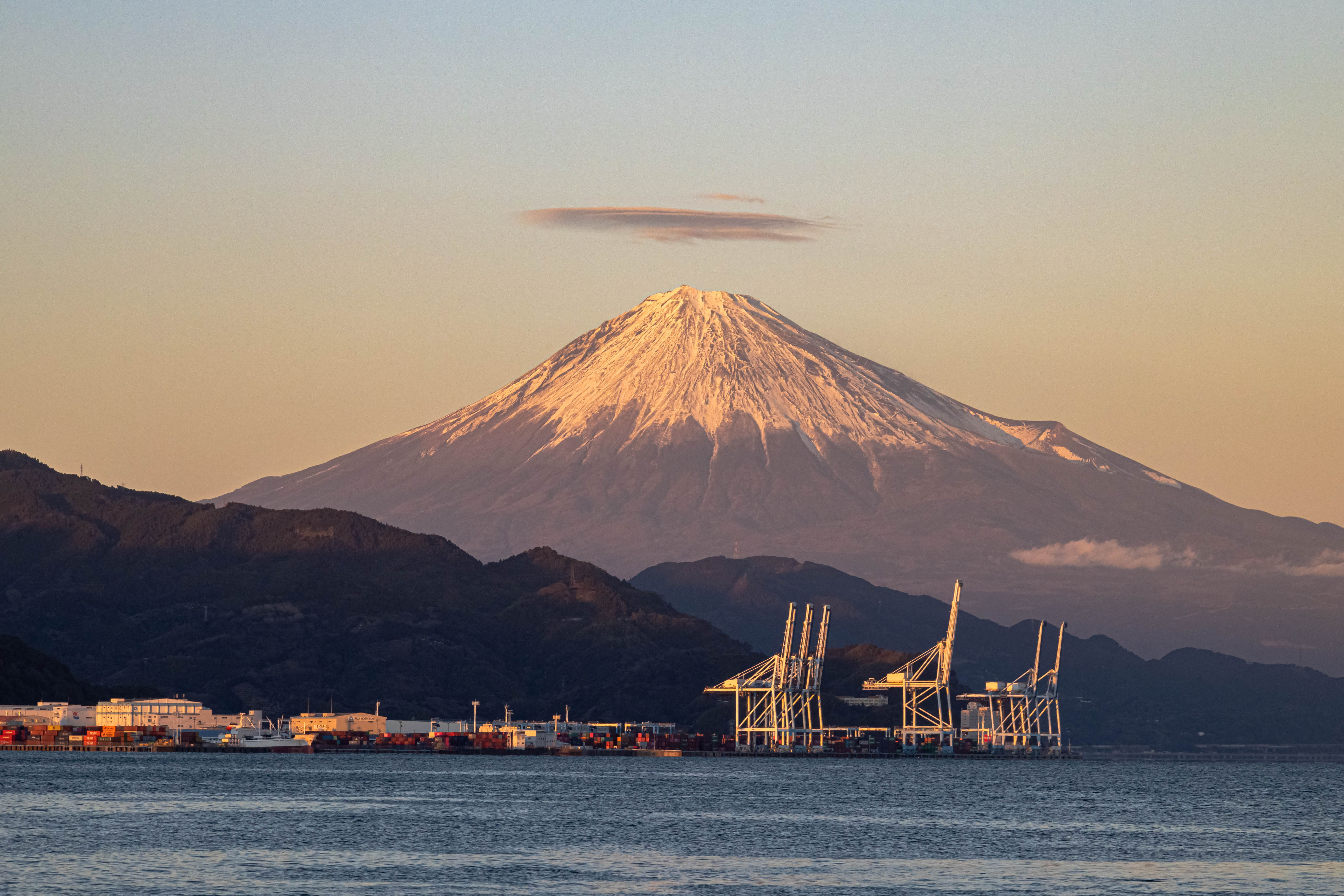 夕闇の富士山と新興津 - 清水港
