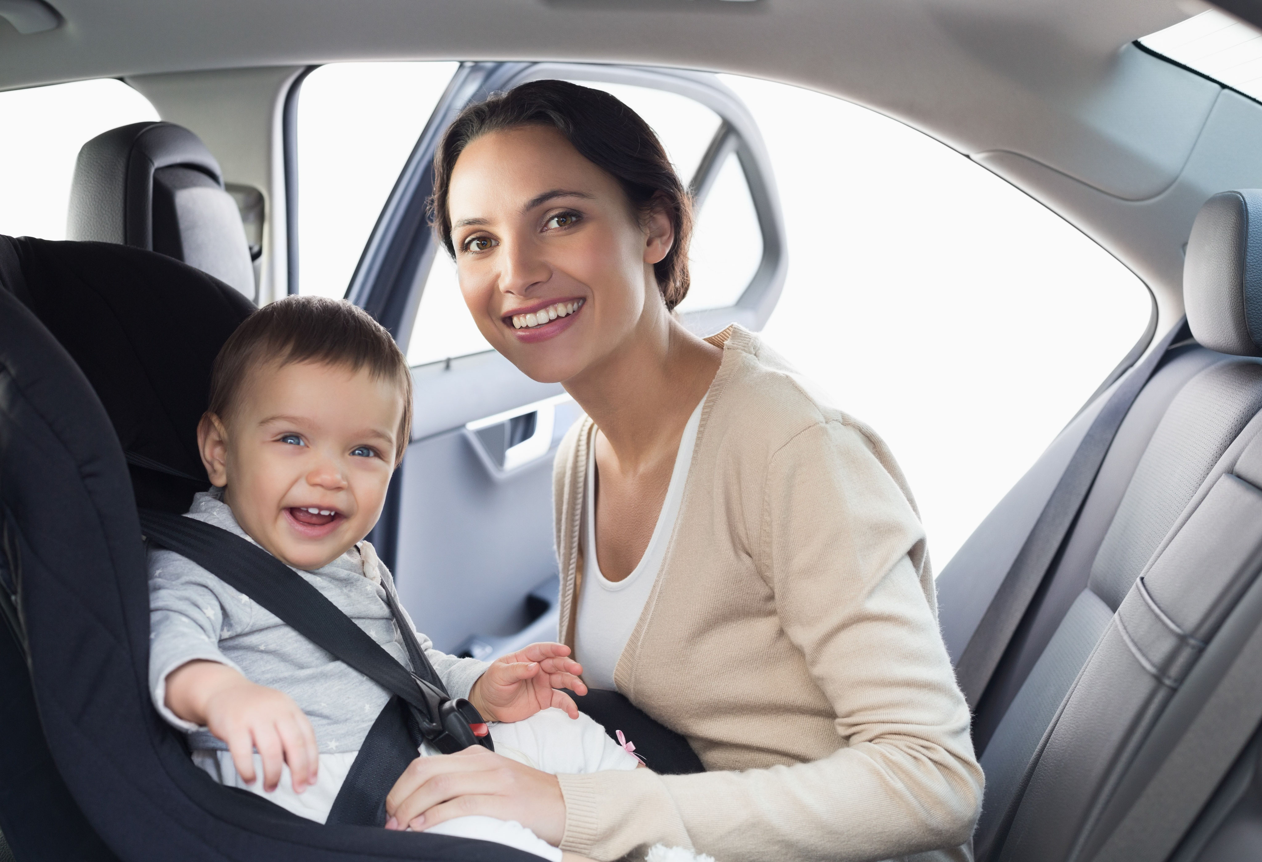 Бустер такси ребенок. Женщина с ребенком в машине. Автомобиль для детей. Мама с ребенком в машине. Для малышей. Машины.