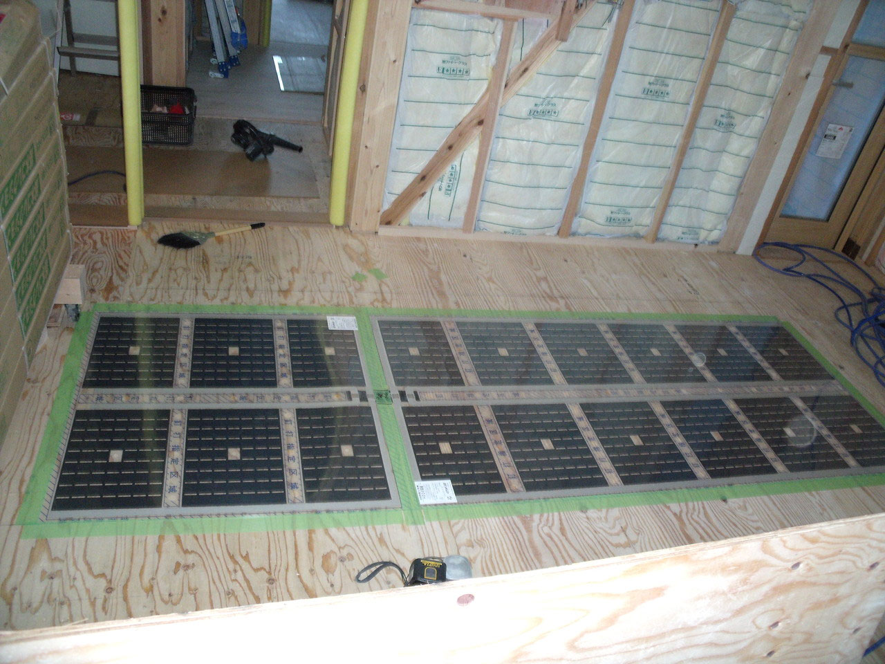 床暖房システム]フィルム式床暖房 - 電気工事でくらしを便利にする