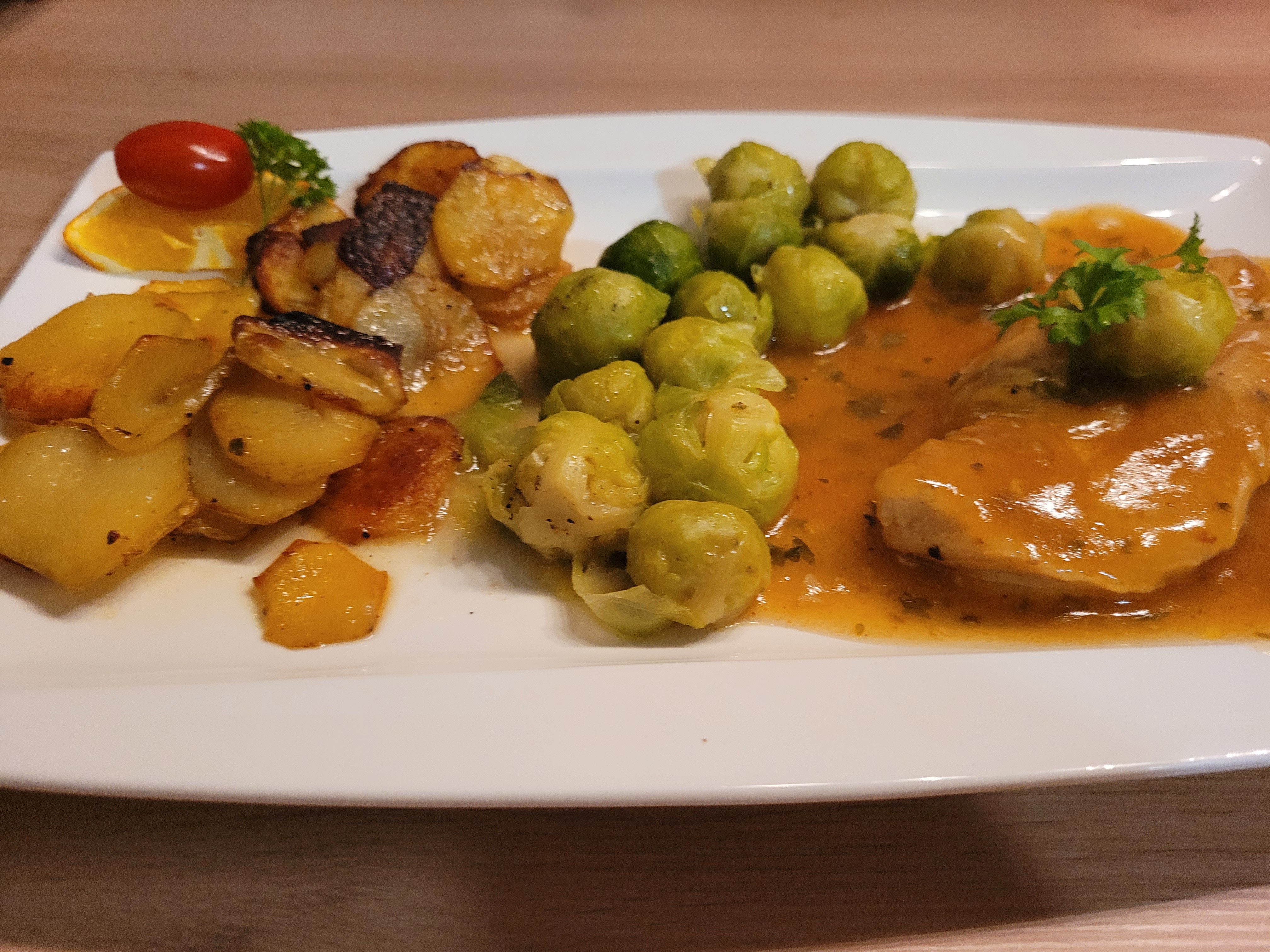 Hähnchen - Zitronen - Basilikum mit Rosenkohl und Kartoffelchips ...