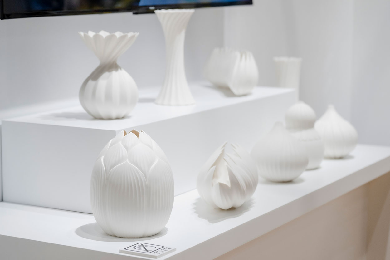 若杉聖子　アート　磁器、ホワイト　花瓶　工芸　美術　人気作家 若杉聖子 アート 磁器、ホワイト 花瓶 工芸 美術 人気作家