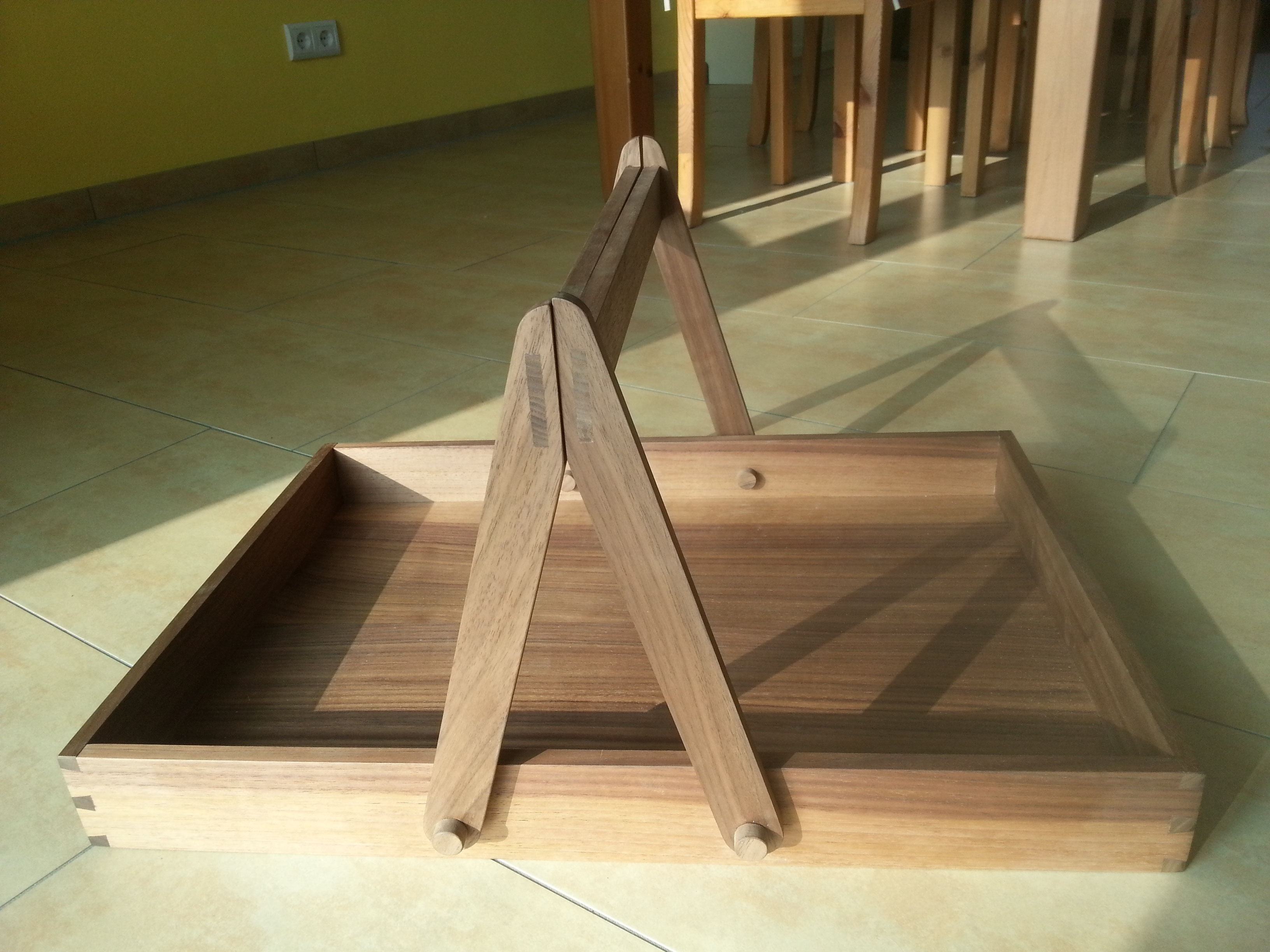 Tragetablet in Nussbaum - manufakturhartmanns Webseite!