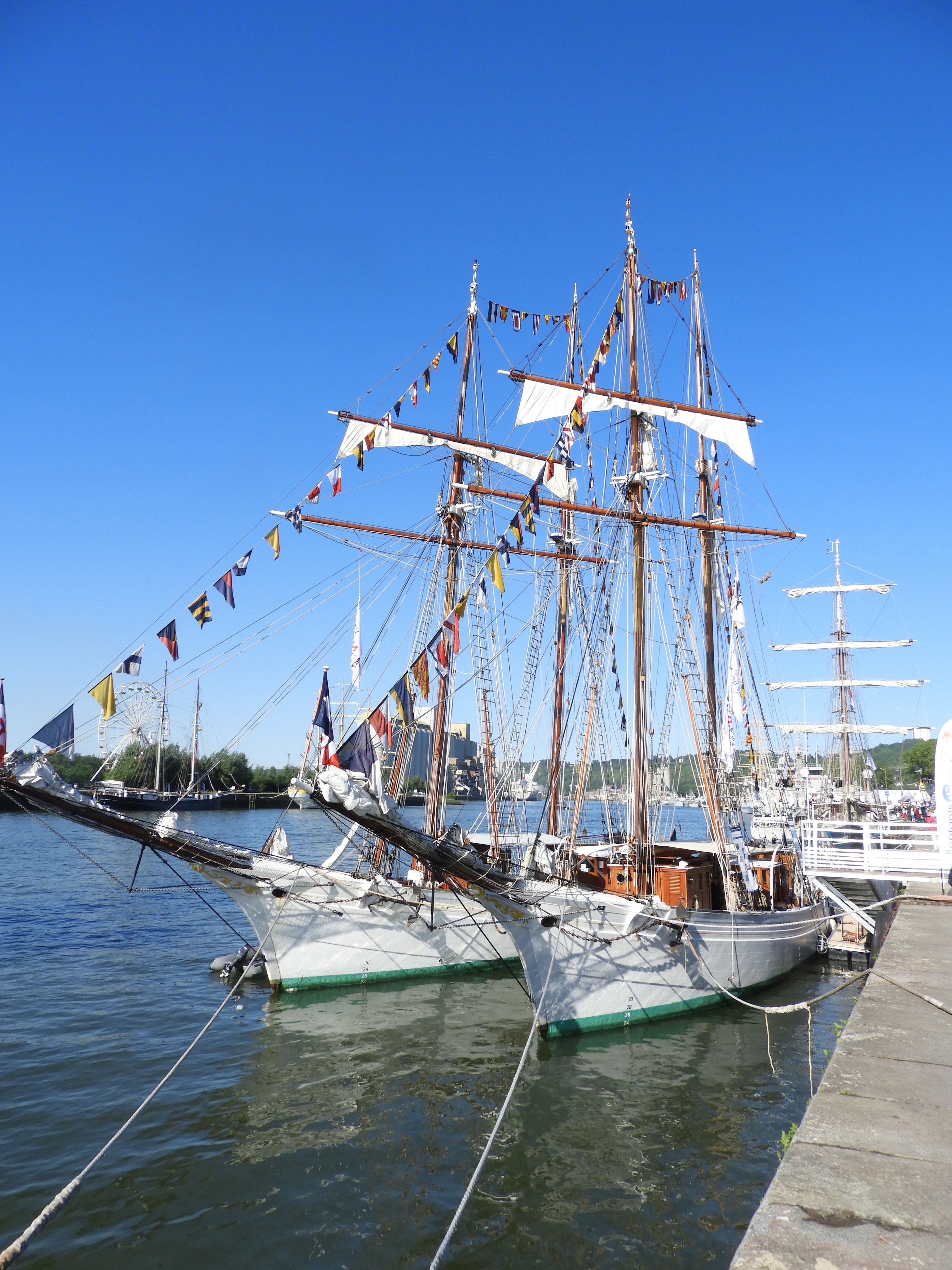 Aire Camping Car Rouen Port De Plaisance 2019.06 - L'Armada de Rouen - thuberti.com